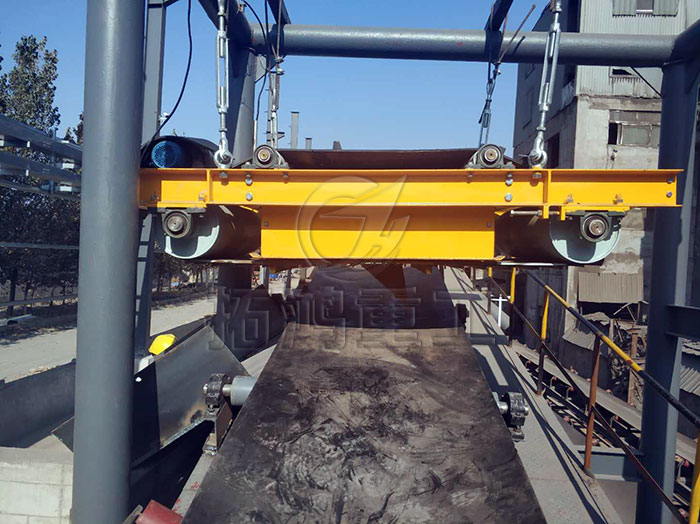 鎧裝永磁自卸除鐵器，鎧甲式永磁自卸除鐵器，永磁除鐵器，帶式除鐵器使用現(xiàn)場(chǎng)